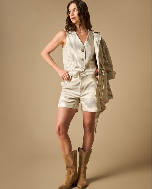 Short tiro alto de rayas