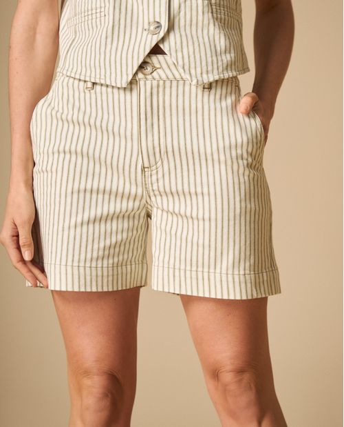 Short tiro alto de rayas