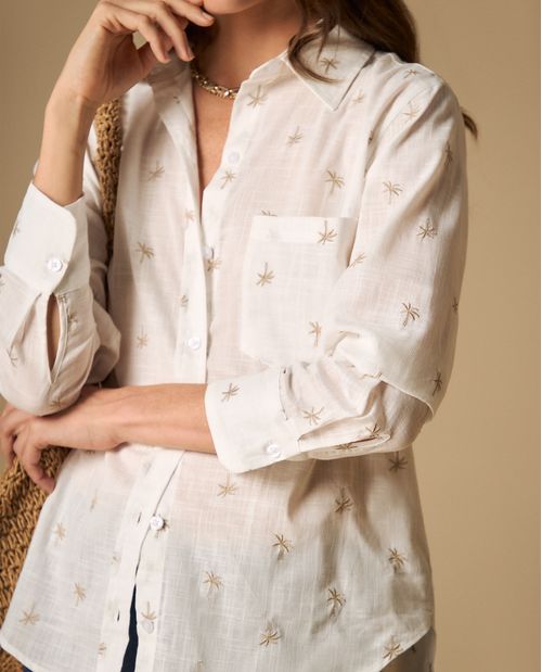Camisa manga larga con bordado de palmeras.