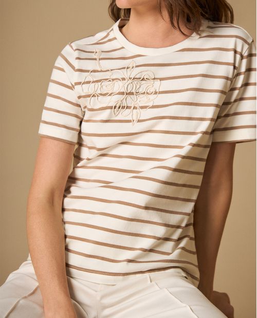 Camiseta manga corta con rayas y bordado frontal para mujer