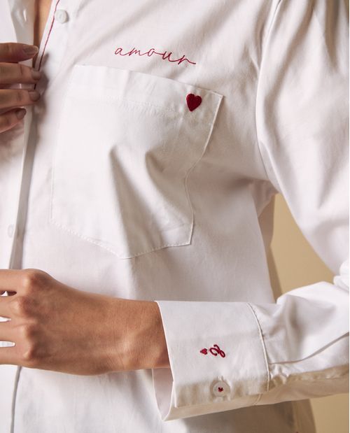 Camisa clásica con bordados tipográficos para mujer