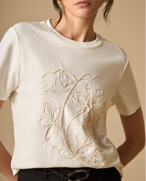 Camiseta manga corta con bordados florales para mujer
