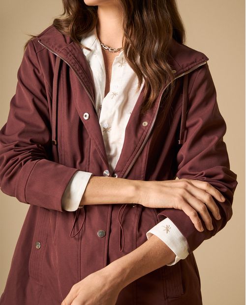 Chaqueta con capucha y cordones ajustables