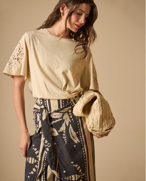 Camiseta manga corta con detalles de encaje para mujer