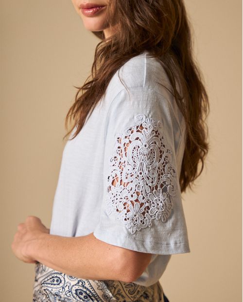 Camiseta manga corta con detalles de encaje para mujer