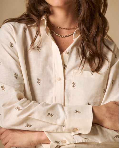 Camisa clásica con motivos botánicos bordados para mujer