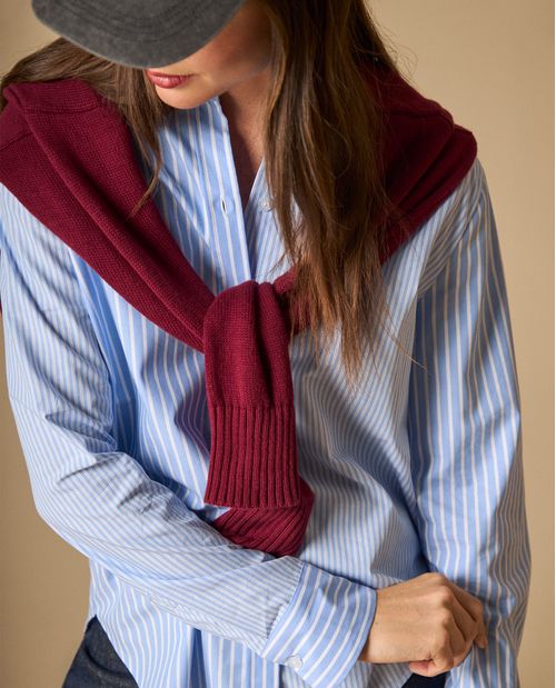 Camisa clásica con bufanda tejida incluida para mujer