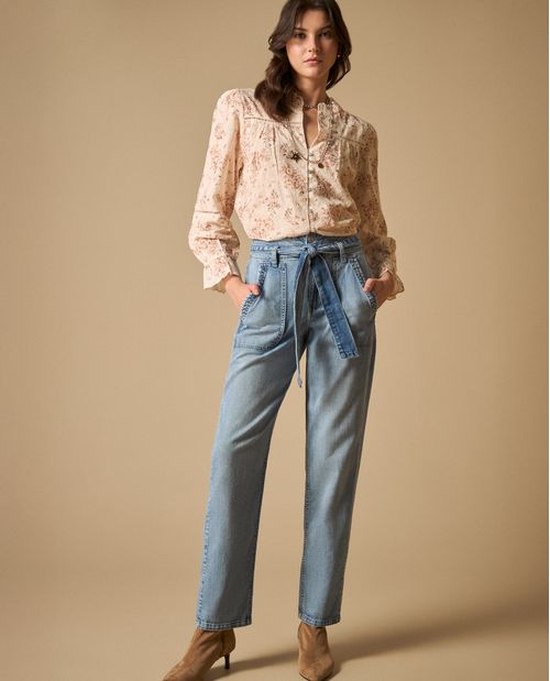 Pantalón con cinturón integrado y bolsillos bordados para mujer