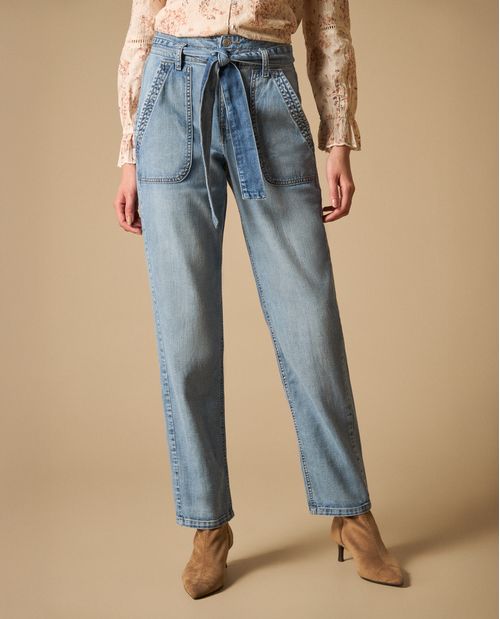 Pantalón con cinturón integrado y bolsillos bordados para mujer