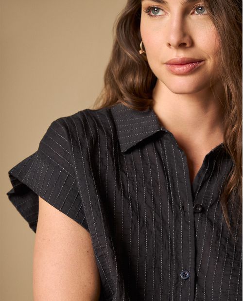 Camisa manga corta con rayas finas verticales para mujer