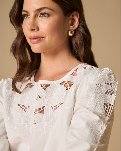 Camisa manga larga con bordados calados para mujer