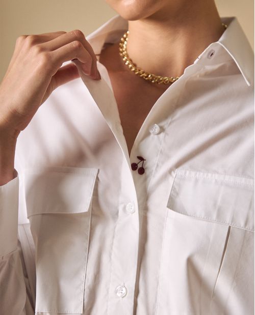 Camisa clásica con bolsillos frontales para mujer