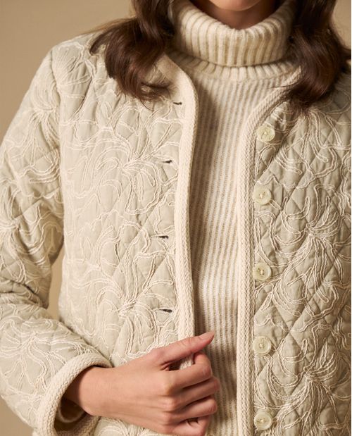 Chaqueta cropped con bordados florales acolchada para mujer