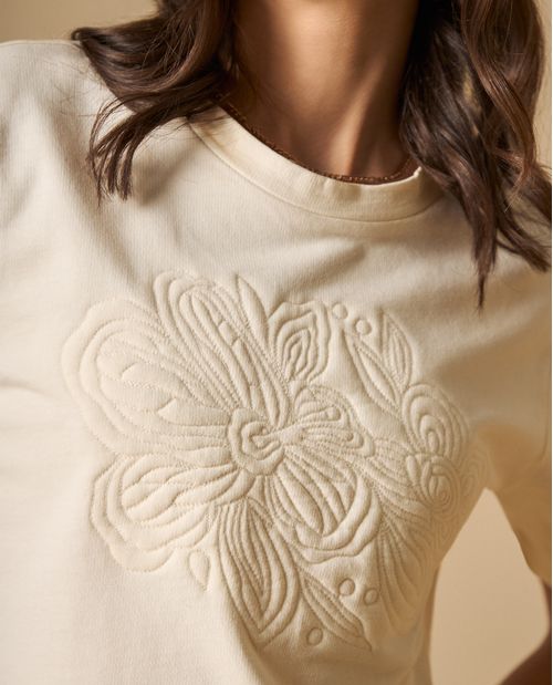 Camiseta manga corta con bordado floral en relieve para mujer