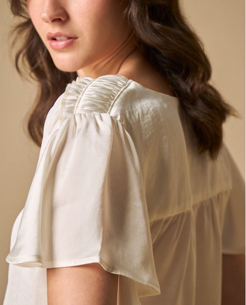 Camisa escote en V con mangas fruncidas