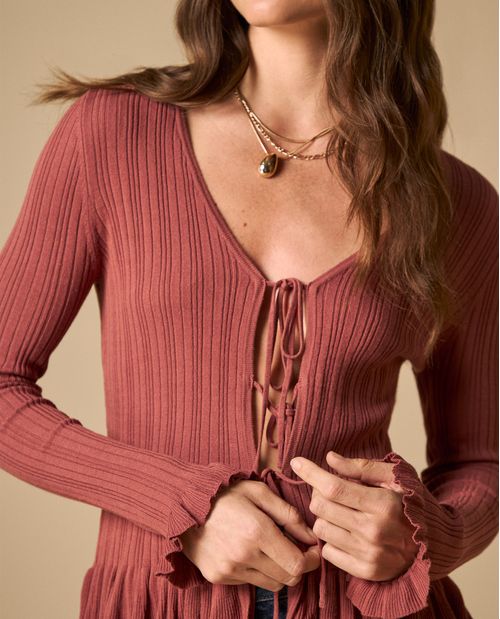 Camiseta tejida con cordones frontales y detalles de volantes