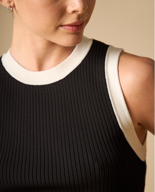 Camiseta sin mangas acanalada con ribetes contrastantes para mujer