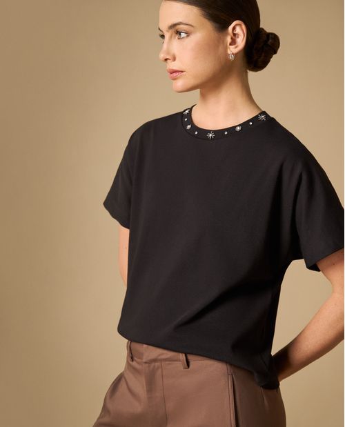 Camiseta cuello redondo con detalles metálicos para mujer