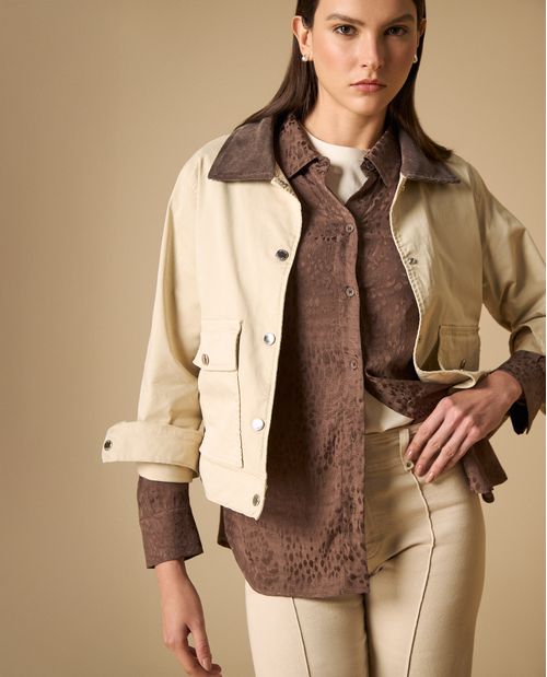 Chaqueta cropped con botones metálicos para mujer