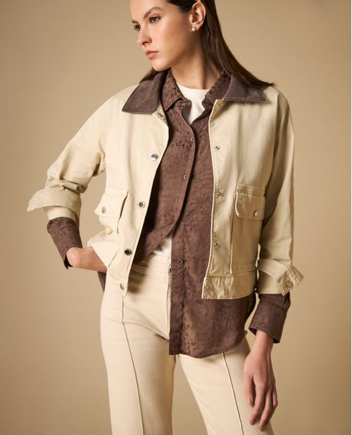 Chaqueta cropped con botones metálicos para mujer