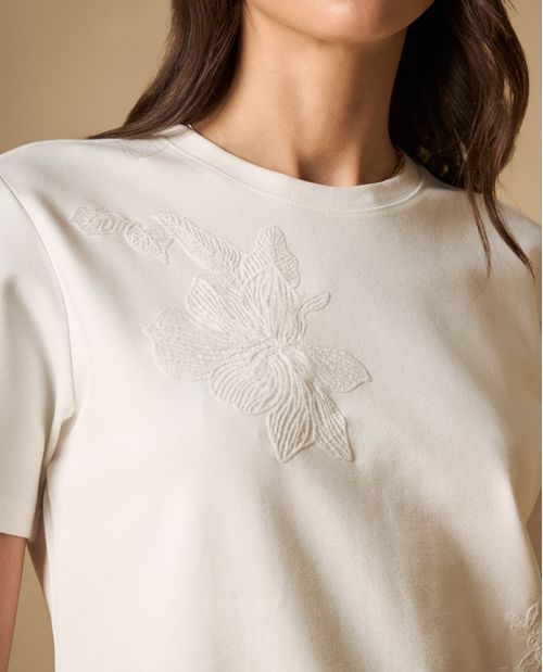 Camiseta manga corta con bordados florales para mujer