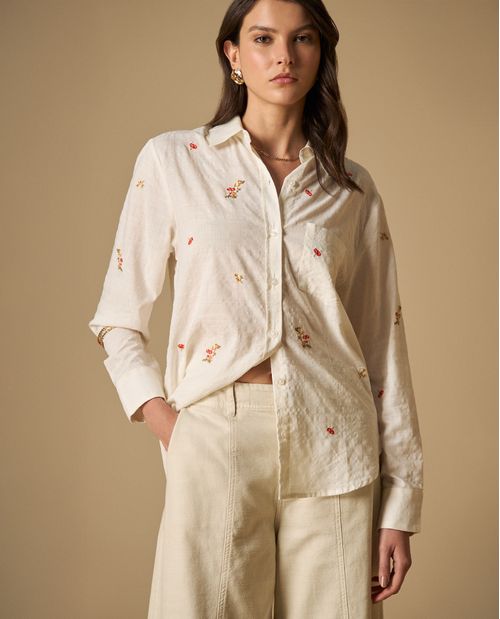 Camisa clásica con bordados florales para mujer