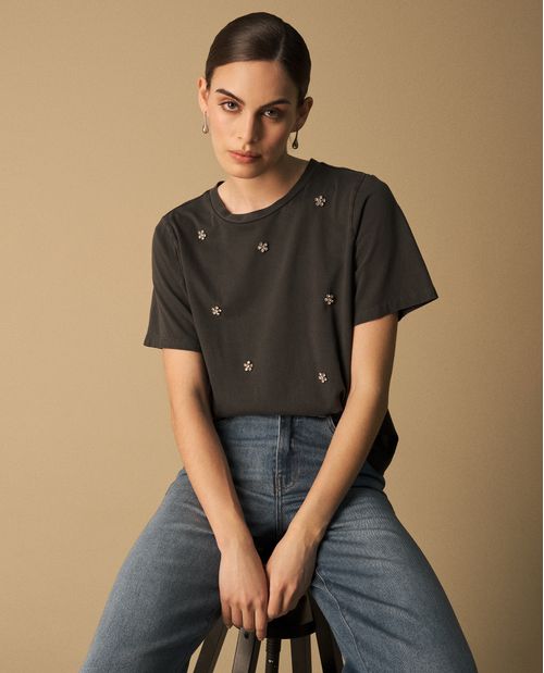 Camiseta Negra con Bordados Florales Dorados