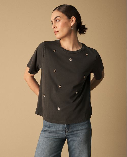 Camiseta Negra con Bordados Florales Dorados