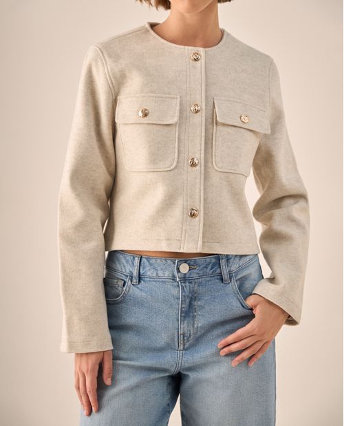 Chaqueta Cropped Beige con Botones Dorados