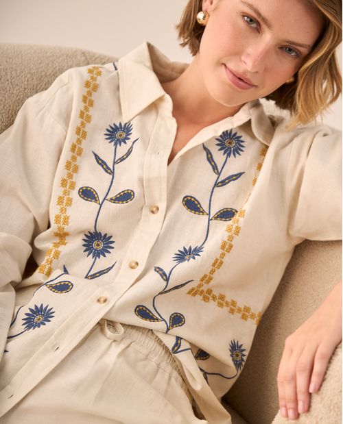 Camisa Beige con Bordados Florales Azules