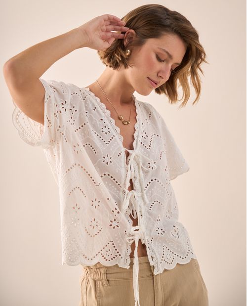 Camisa Bordada con Calados Geométricos