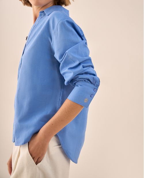 Camisa Azul con Bordados Dorados en Puños