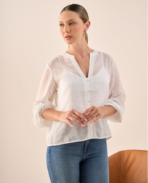 Camisa Blanca con Textura Rayada y Detalles Brillantes