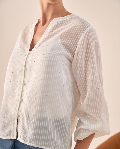 Camisa Blanca con Textura Rayada y Detalles Brillantes