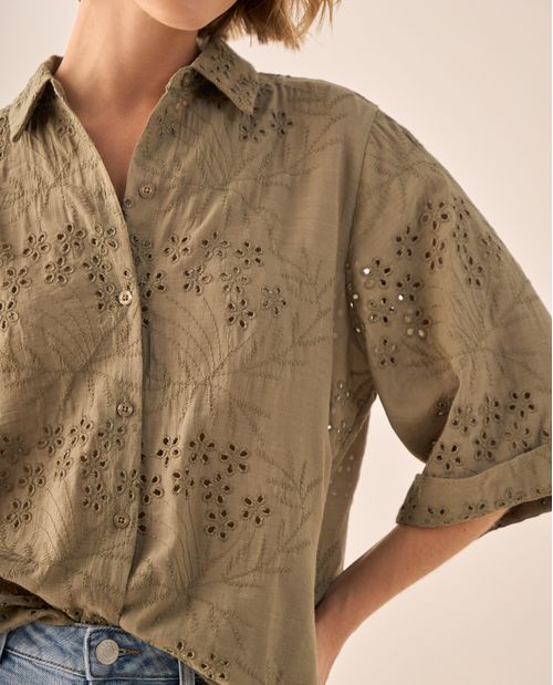 Camisa Verde con Bordados Calados Florales