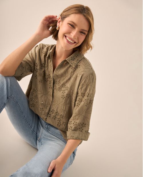 Camisa Verde con Bordados Calados Florales