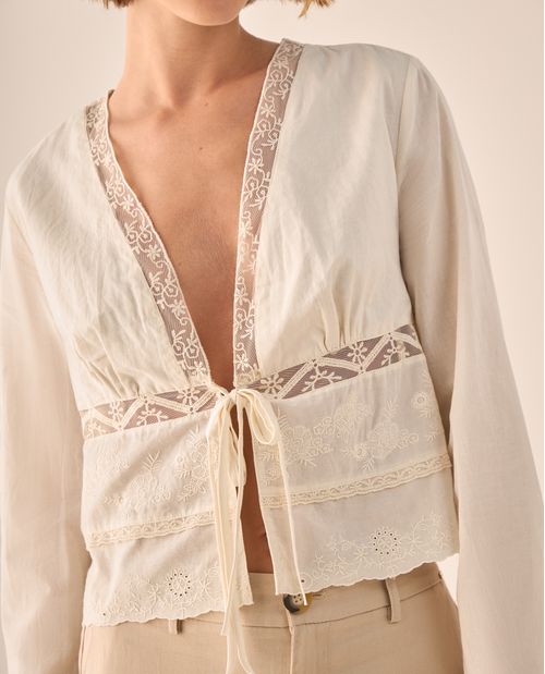 Camisa Crudo con Bordados y Encaje