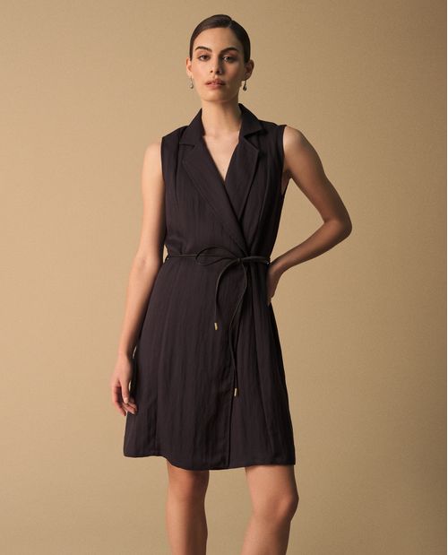 Vestido Wrap Azul Marino con Cinturón Dorado