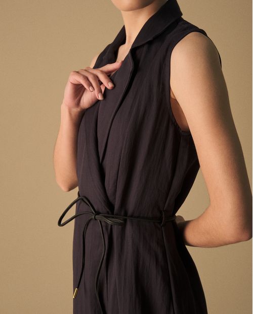 Vestido Wrap Azul Marino con Cinturón Dorado