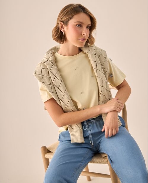 Camiseta con Flores Bordadas y Perlas