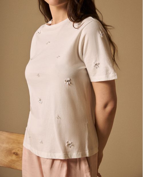 Camiseta con Flores Bordadas y Perlas
