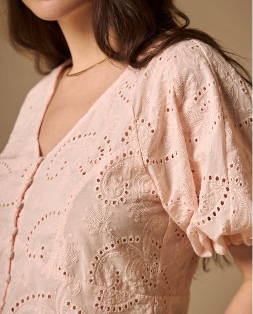 Camisa Rosa con Bordados Calados Artesanales