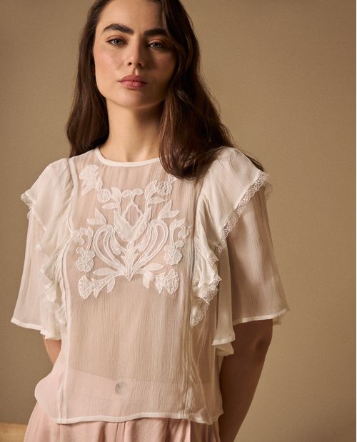 Camisa Crudo con Bordados Florales y Volantes