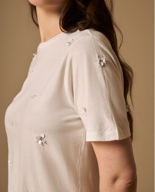 Camiseta con Flores Bordadas y Perlas