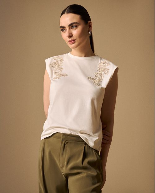 Camiseta con Bordados Paisley