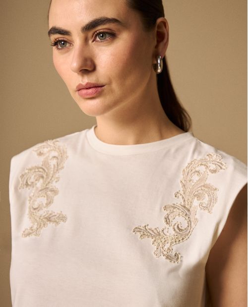 Camiseta con Bordados Paisley