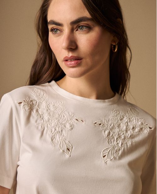 Camiseta con Bordados Florales Artesanales