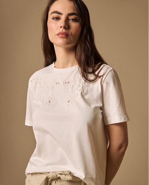 Camiseta con Bordados Florales Artesanales