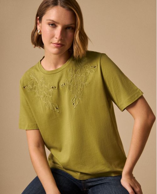 Camiseta con Bordados Florales Artesanales