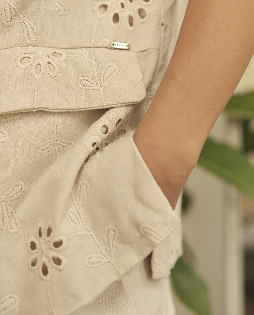 Chaleco Bordado Eyelet con Detalles Florales